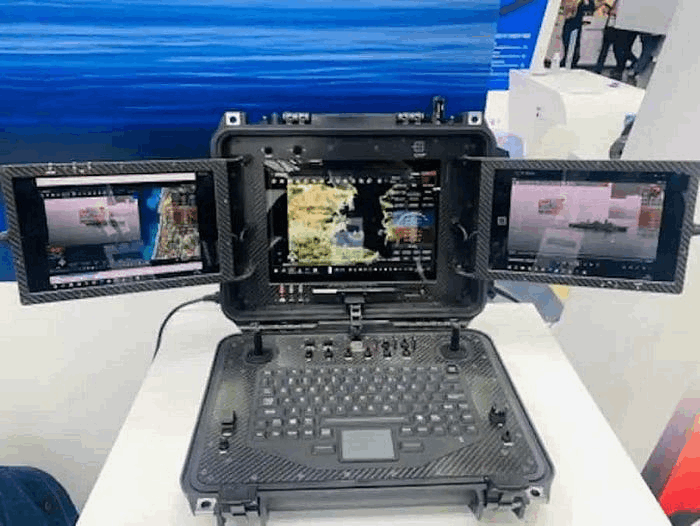 一种坚固的多屏幕无人机地面控制站，带有操纵杆和键盘接口，用于综合无人机操作和遥测监测